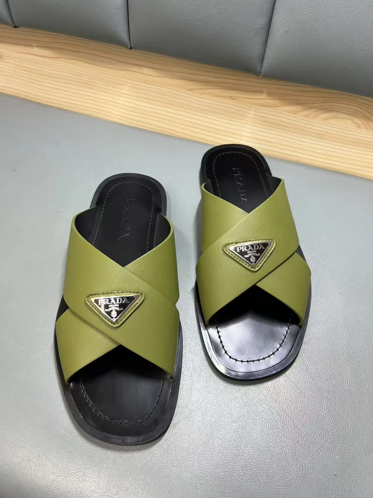 340💰PRADA Prada’s latest slippers are synchronized with the official website. This slipper is made of the brand’s unique and iconic Saffiano leather. The brand logo jumps out from the double straps, and the brand style is clearly visible. Cowhide gives men elegant charm and functional design, making it an ideal choice for vacation and leisure. Size:38-45